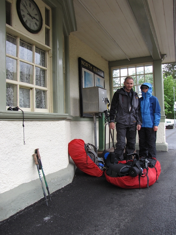 IMG_0072.JPG - Tourbeginn, fertig gepackt mit 30kg und 16kg in kompletter Regenausrüstung.