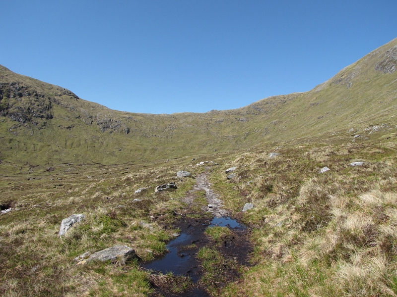 IMG_0843.JPG - Vor uns der Sattel Bealach Coire Ghaidheil, der Übergang zu Loch Mullardoch