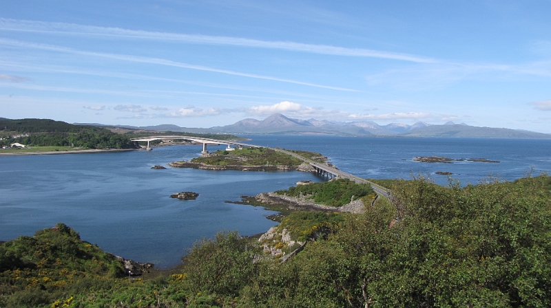 IMG_1202.JPG - Skye Bridge und die Red Cuillins im Hintergrund