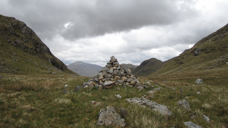 IMG_0145.JPG - Steinpyramide auf der Passhöhe des Bealach a' Chaorainn