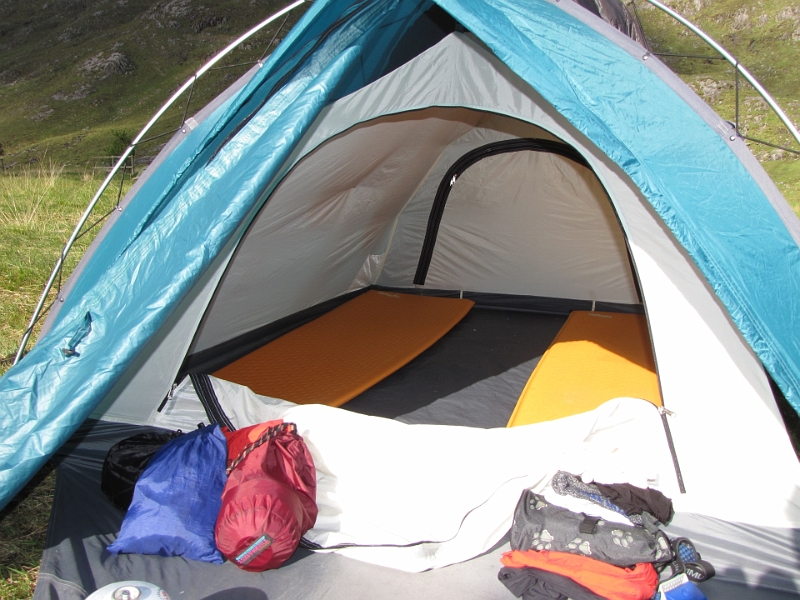 IMG_0450.JPG - Bei schönstem Wetter konnten wir unser Zelt in Ruhe aufbauen ...