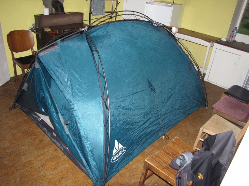 IMG_0531.JPG - Das Zelt wird zum Trocknen in der Küche des verlassenen Gebäudeteiles aufgestellt
